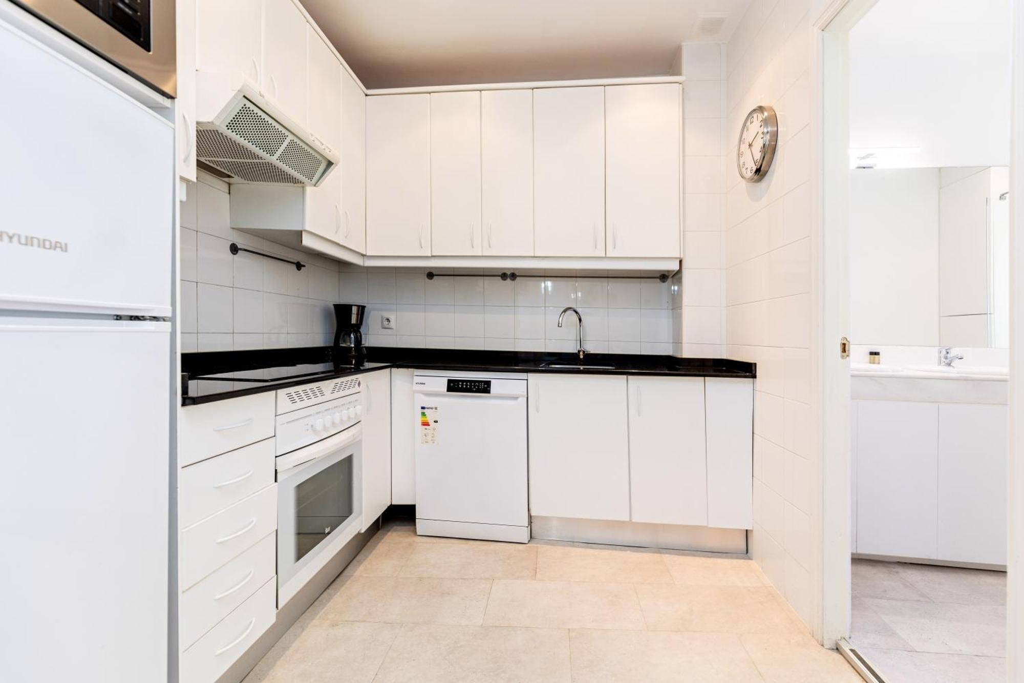 Montaber Apartments - La Paz Market Мадрид Екстериор снимка